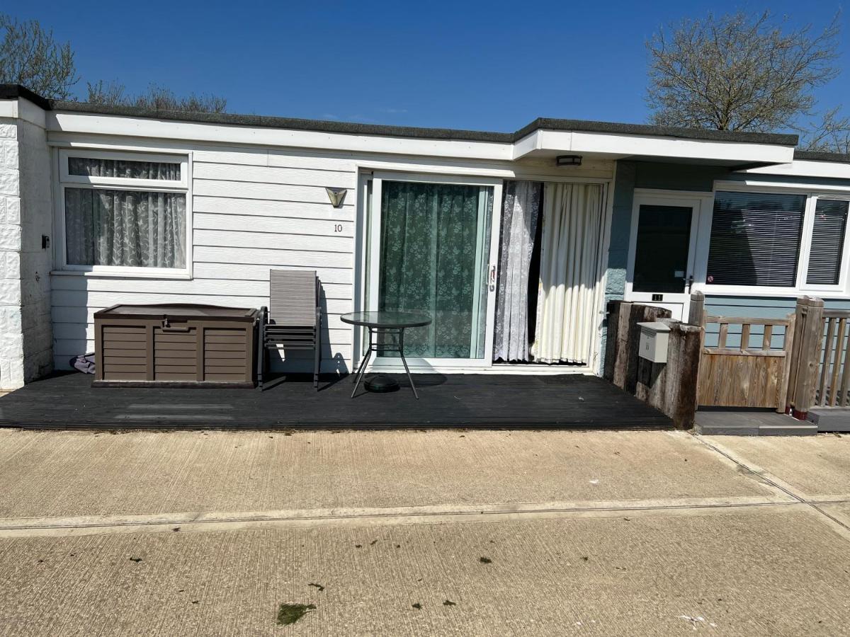 2 Bedroom Chalet, Sb10, Sandown, Isle Of Wight, Dog Friendly, Free Wifi Sandown